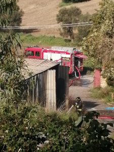 Fiamme in un’ex officina: paura sulla Braccianese Claudia
