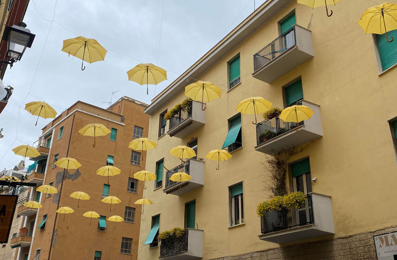 Via Trieste si tinge di giallo