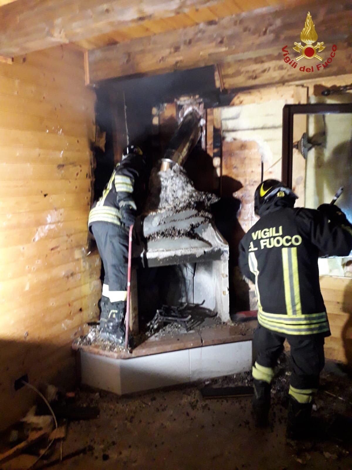 Canna fumaria in fiamme nella notte: intervento dei vigili del fuoco