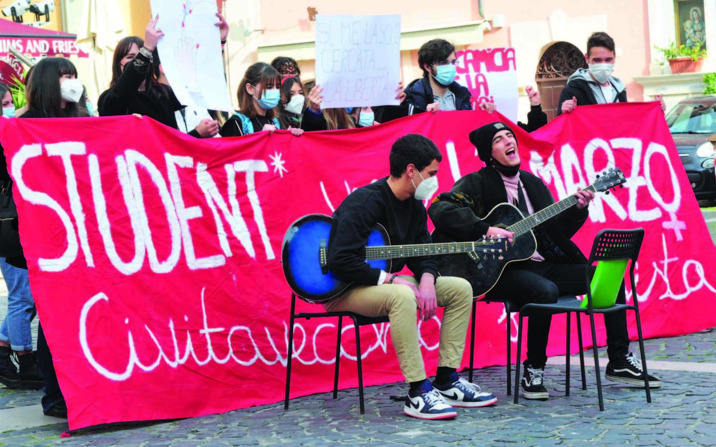 Studenti in piazza contro le discriminazion
i