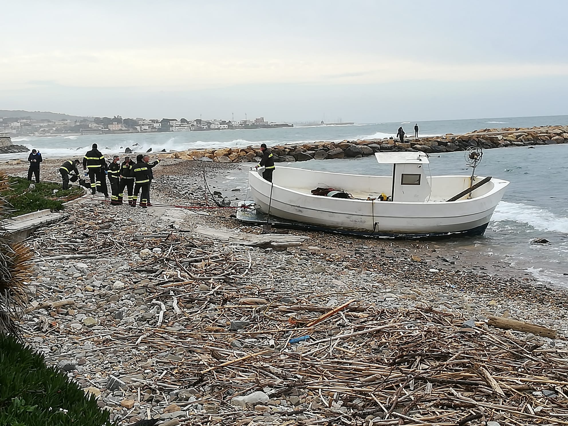 Portata a terra alla Marina dai vigili del fuoco la barca alla deriva al Pirgo