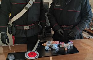 Roma – Sorpreso con quasi 2 Kg di droga e con una pistola in casa, arrestato 35enne alla Magliana