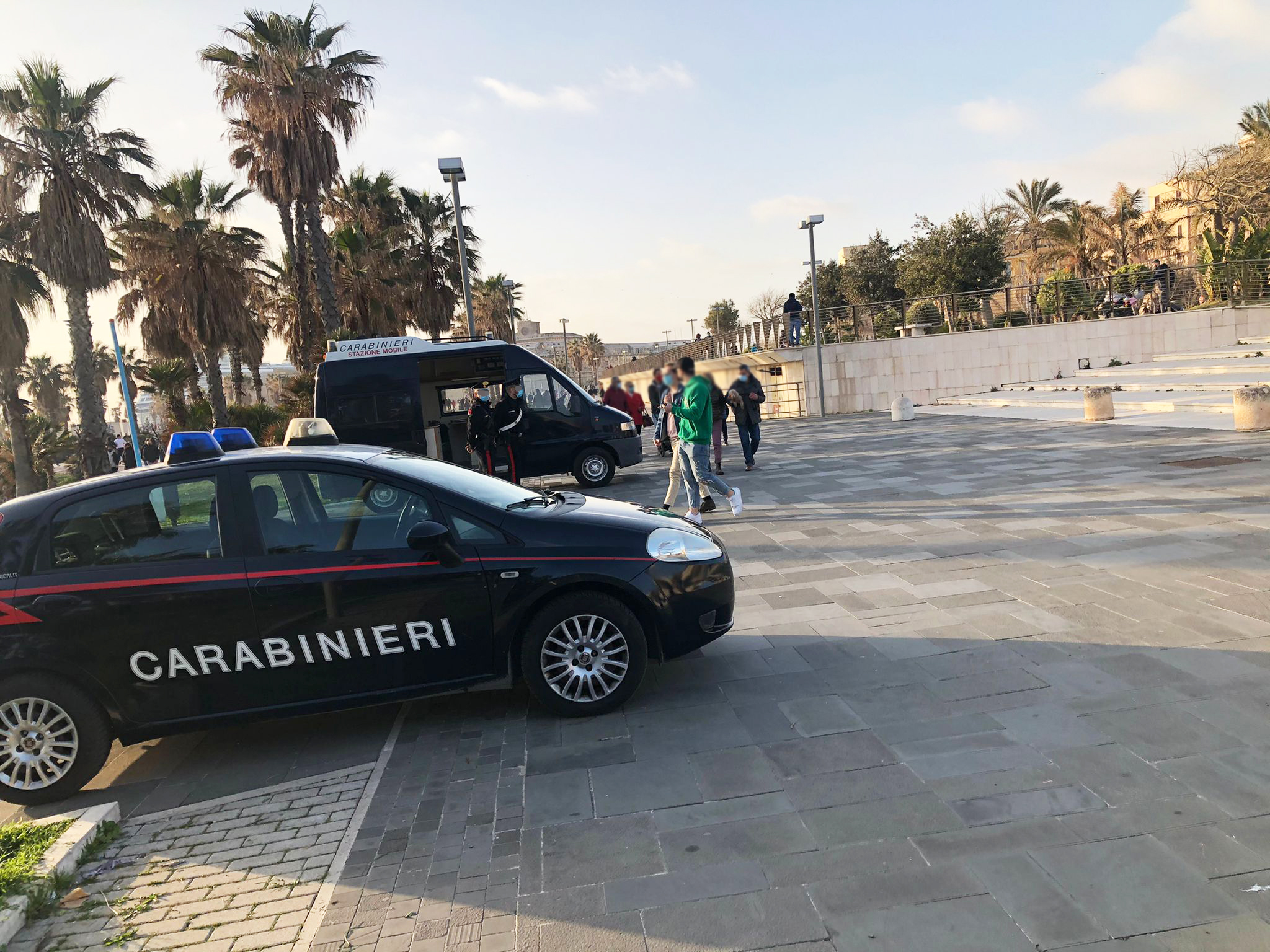 Civitavecchia, viola la quarantena per un aperitivo: intervento di ambulanza e carabinieri al Ghetto