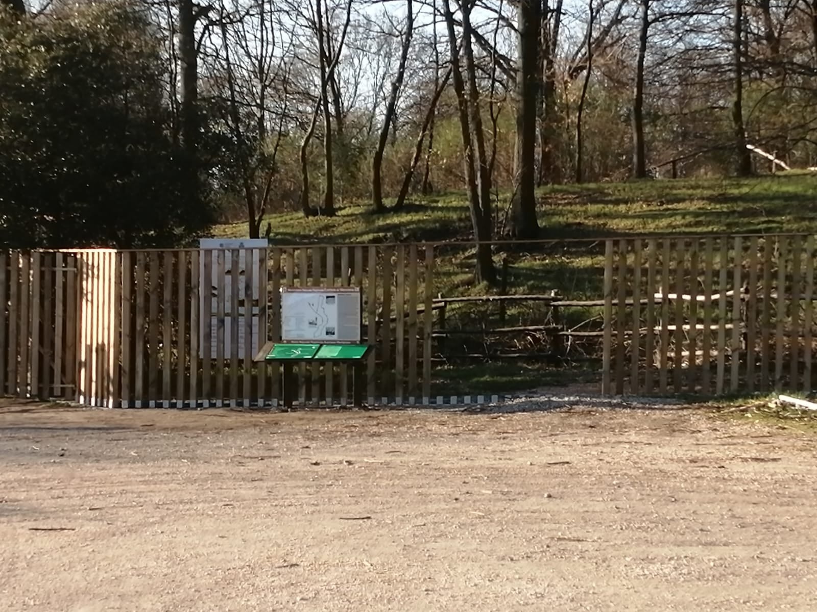 Furto nella notte alla Caldara di Manziana: sottratta parte della staccionata