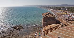 Bambino annegato a Santa Severa, indagata la babysitter