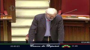 Sgarbi alla Camera: ”Ho il cancro e ho avuto il covid, tolgo la mascherina”. Il video dell’intervento