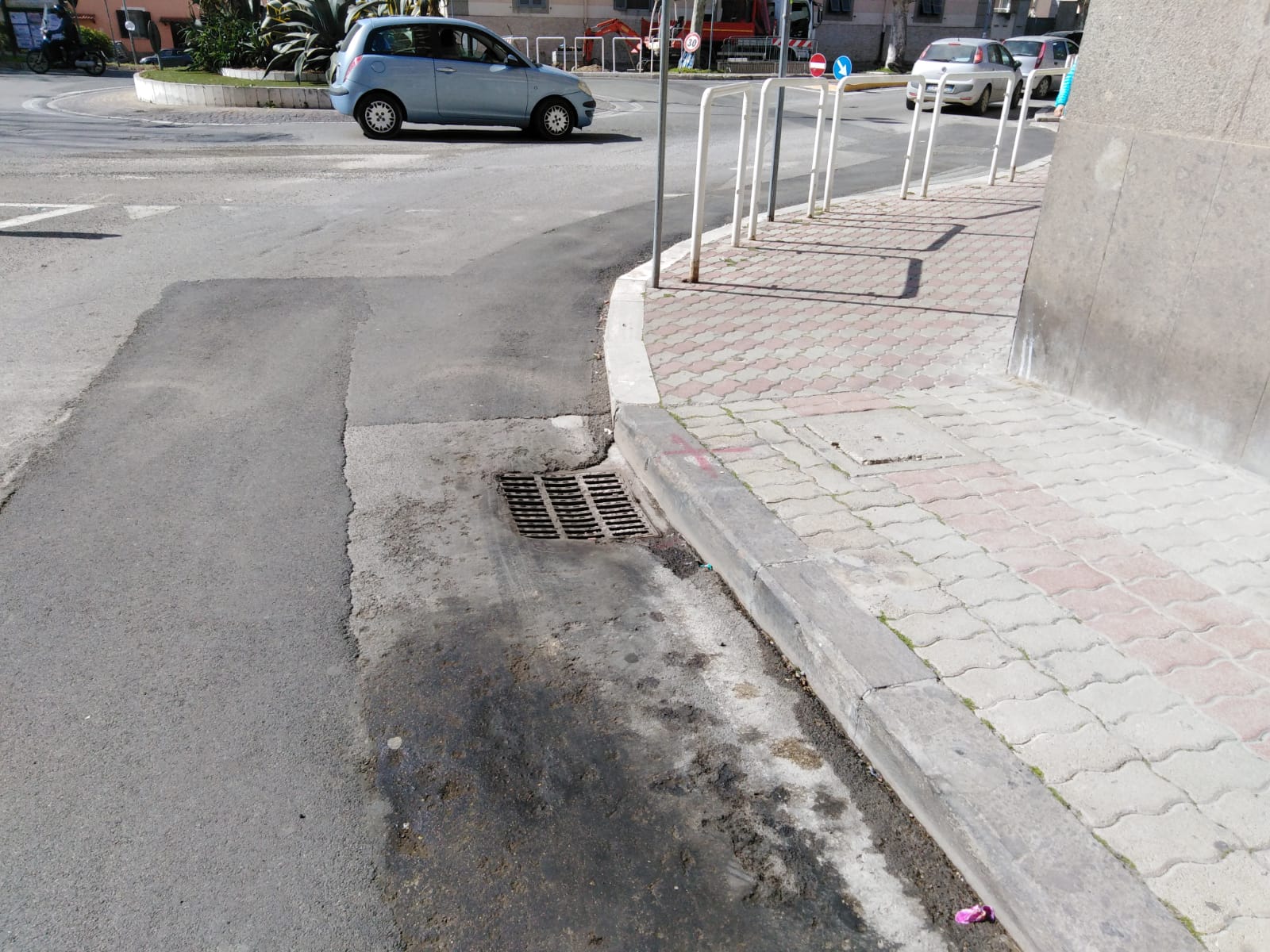 Via Benci e Gatti, cattivo odore da un tombino