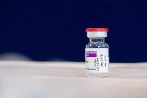 Vaccino AstraZeneca, lotto sospeso: cosa dicono gli esperti