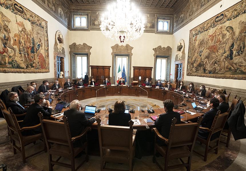 Decreto riaperture, il Cdm conferma il coprifuoco alle 22