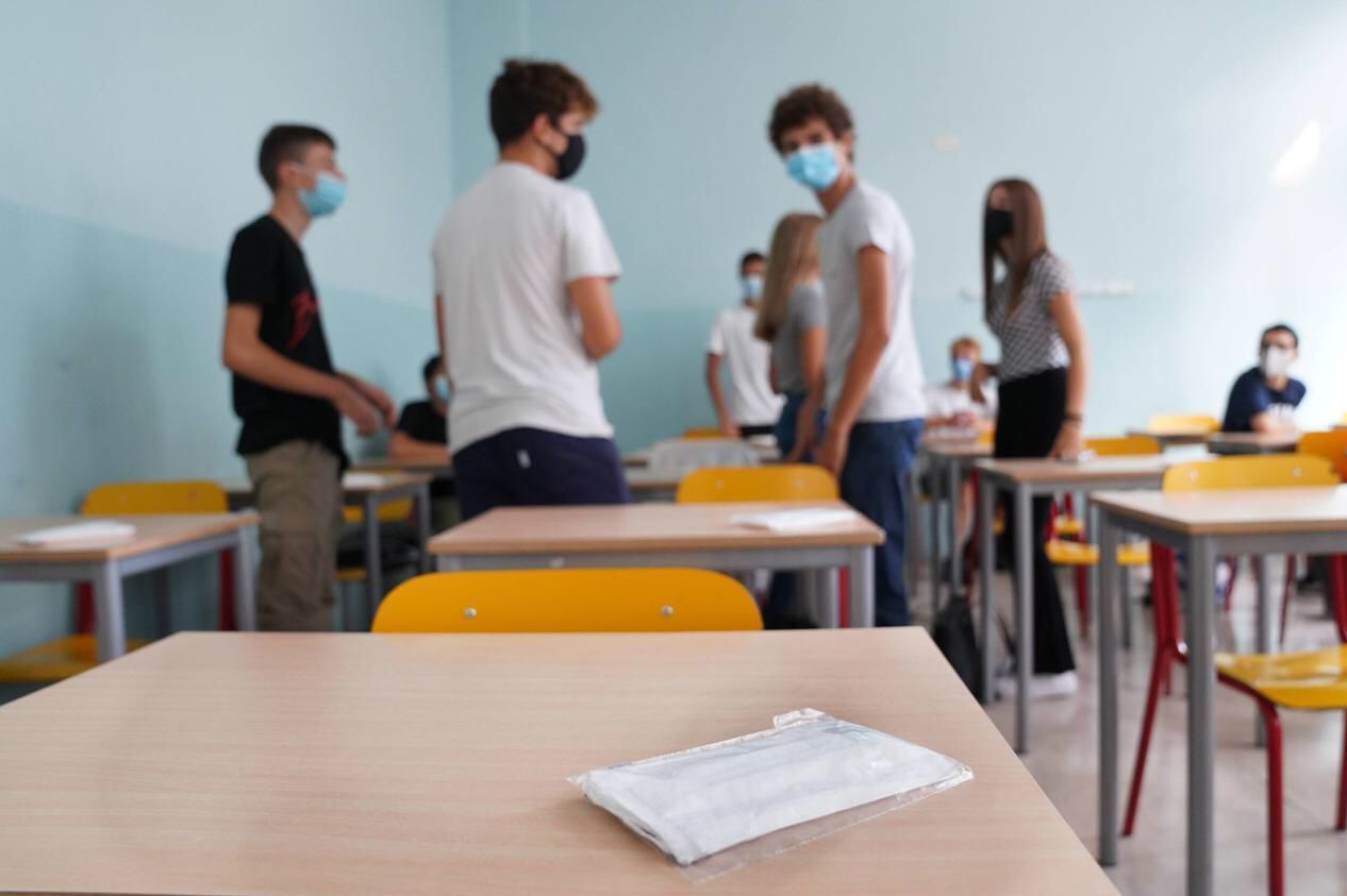 Scuola nei mesi estivi: fa discutere l’idea