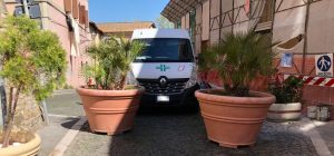 Piazza Saffi, polemica sui vasi installati per bloccare l’accesso