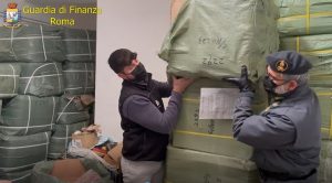 Alle famiglie bisognose i 140mila capi di abbigliamento sequestrati dalle Fiamme gialle