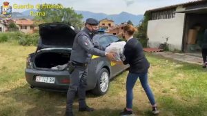 La Guardia di Finanza dona 140mila capi di abbigliamento alle organizzazioni benefiche