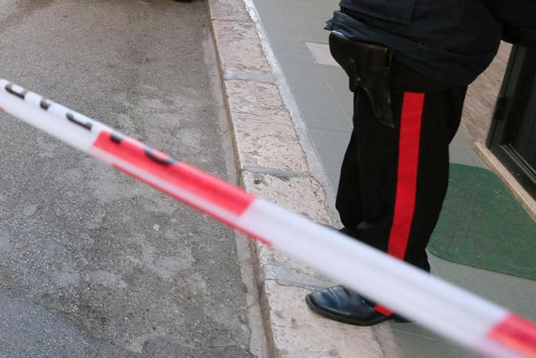 Aggredisce la compagna incinta e dà fuoco ai suoi vestiti: arrestato