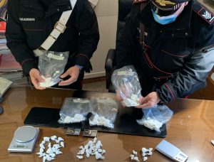 Roma, 68enne spaccia eroina e cocaina: i Carabinieri lo sorprendono con 30mila euro in contanti