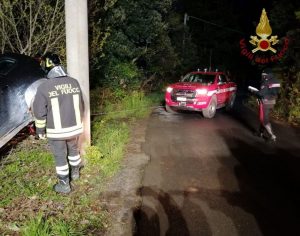 Incidente sulla Braccianese,
 


auto rischia di finire nella scarpata:
 


intervento dei Vigili del fuoco