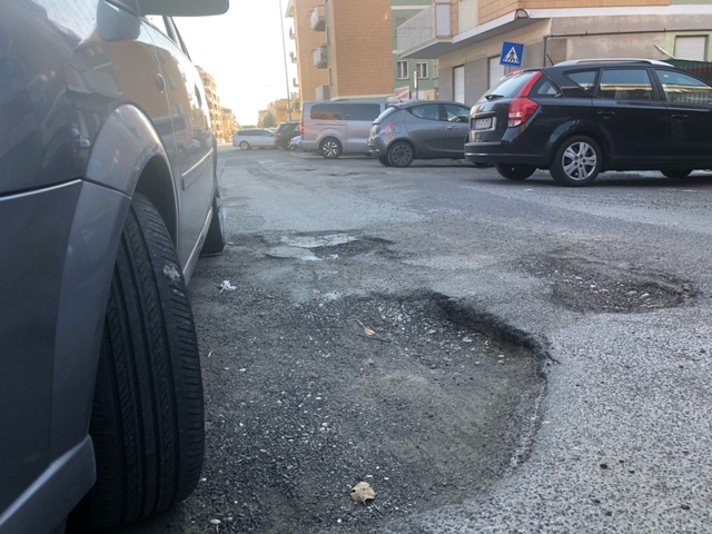 Buche come crateri in via Ansedonia, petizione dei residenti al Comune. FOTO e VIDEO
