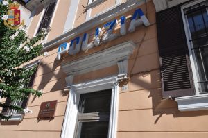 Al commissariato Porta Pia donato ”In nome del figlio” il libro in memoria dell’agente Antiochia ucciso dalla mafia