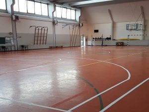 La palestra si trasforma in mensa, è polemica