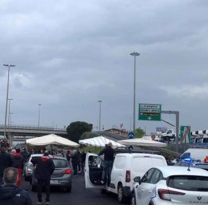 Ambulanti in protesta: bloccato il Grande raccordo anulare – VIDEO