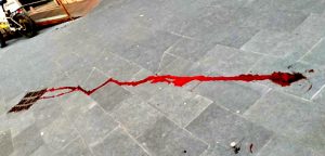 Fondi, terrore al mercato: 29enne accoltella il cugino in mezzo ai banchi