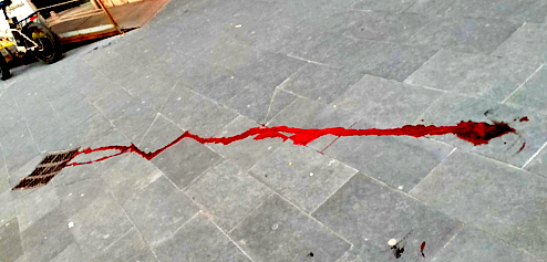 Fondi, terrore al mercato: 29enne accoltella il cugino in mezzo ai banchi