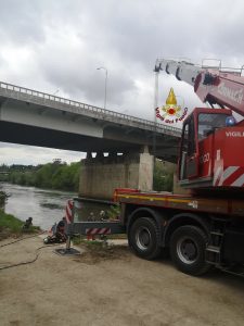 Esce di casa senza farvi ritorno, 44enne trovato morto nella sua auto dentro al Tevere