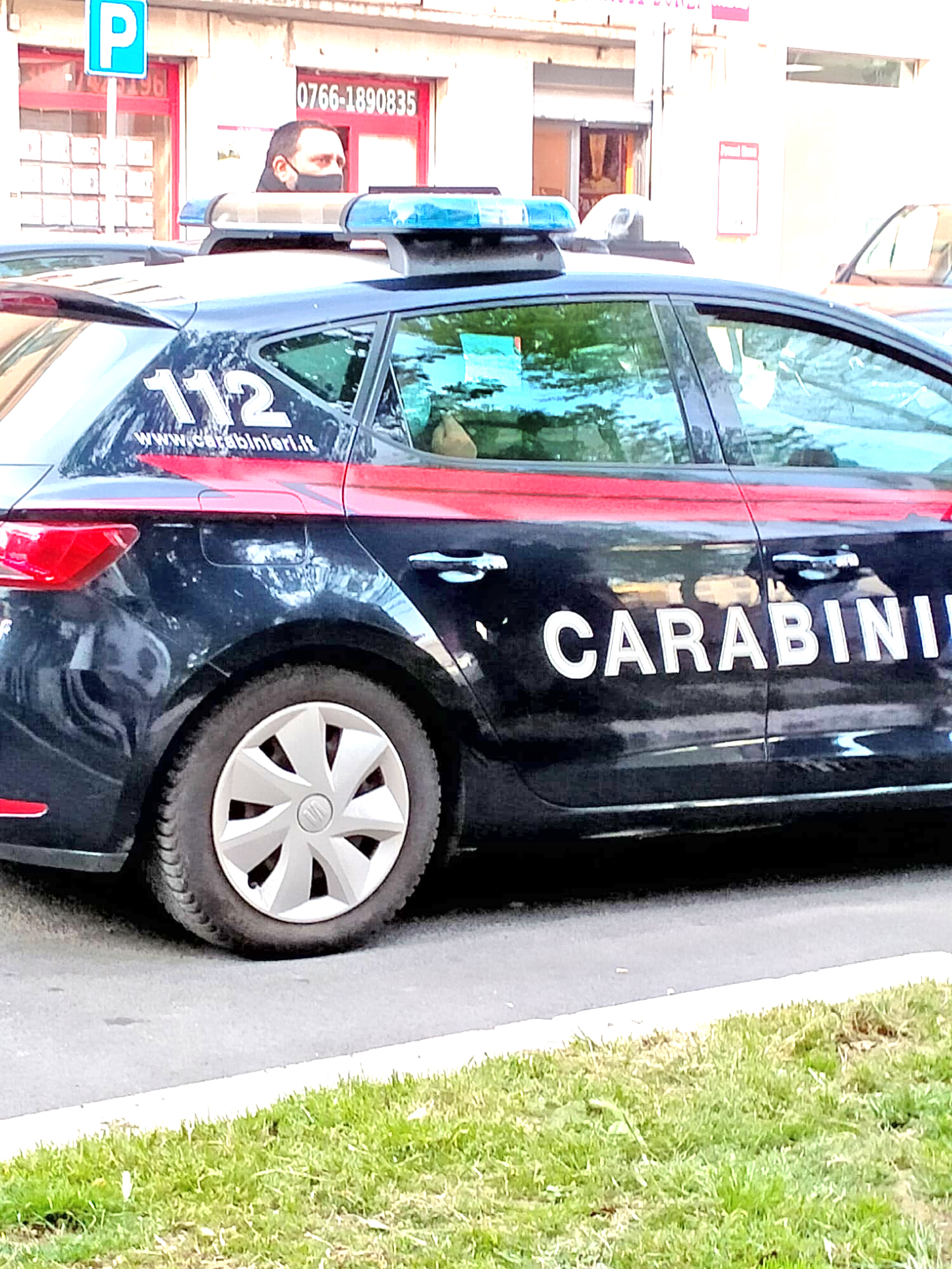 Vetralla, rubano borsa e cellullare ai clienti di un bar: coppia di rumeni fermata dai Carabinieri