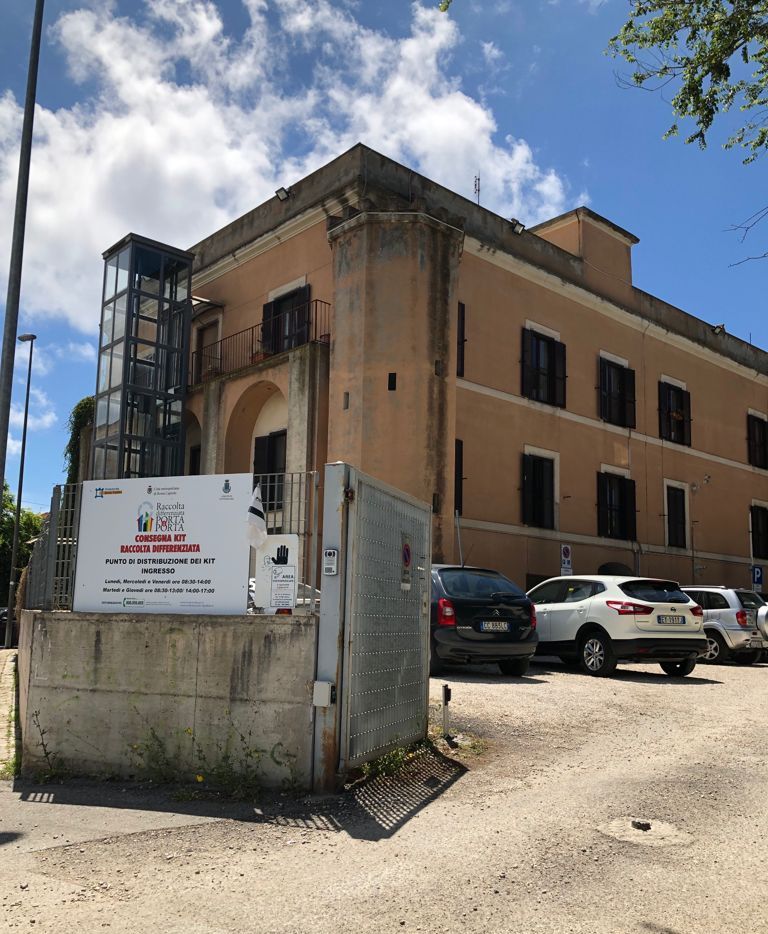 Civitavecchia, spia le colleghe con una telecamera sotto la scrivania: imbarazzo al Csp