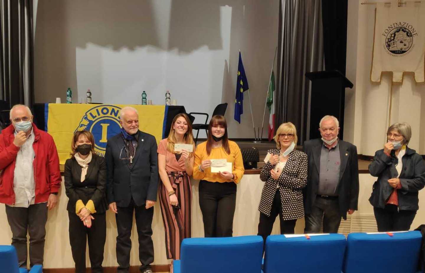 Lions e Cariciv premiano due studentesse del Galilei