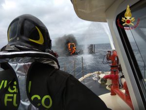 Catamarano in fiamme a largo di Civitavecchia (1)