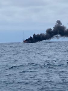 Catamarano in fiamme a largo di Civitavecchia (3)