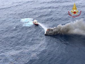 Catamarano in fiamme a largo di Civitavecchia (4)