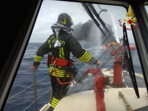 Catamarano in fiamme a largo di Civitavecchia (7)
