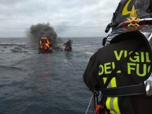 Catamarano in fiamme a largo di Civitavecchia (8)