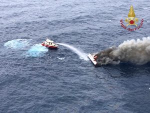 Catamarano in fiamme a largo di Civitavecchia (9)