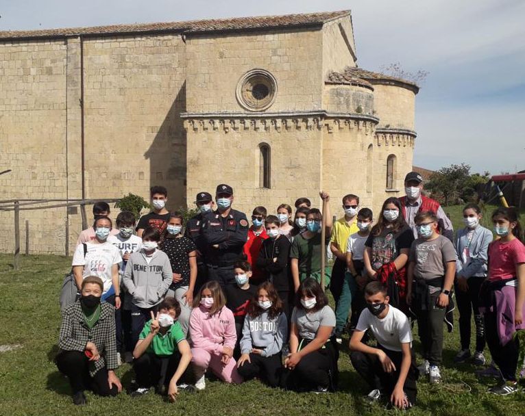 Un albero per il futuro: all’Istituto San Benedetto di Tarquinia gli studenti mettono a dimora otto piante assieme ai Carabinieri della Biodiversità