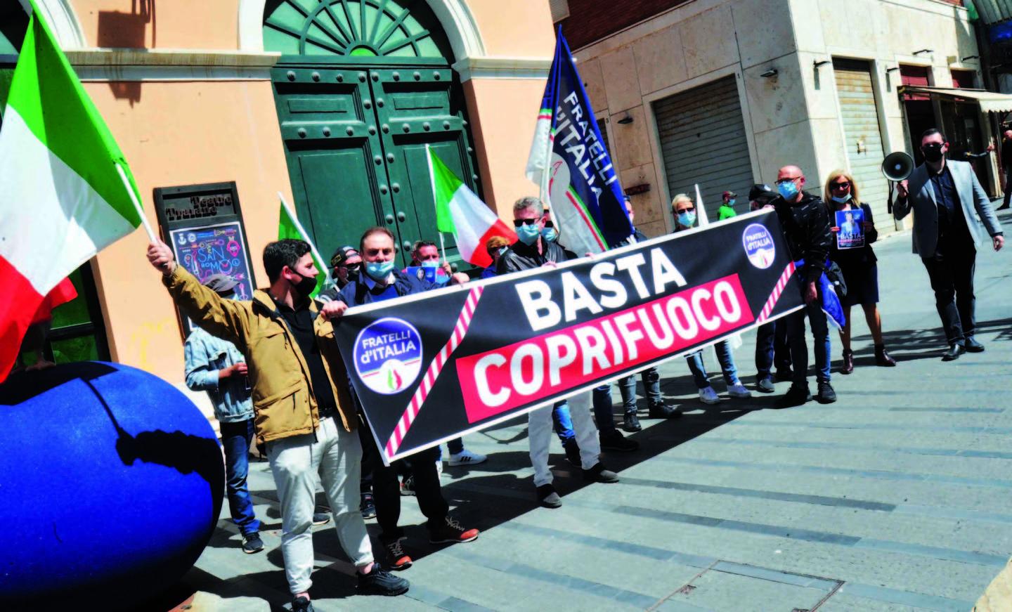 Fratelli d’Italia, ieri flash mob contro il coprifuoco