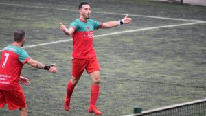 Si ribalta il rimorchio di un trattore e schiaccia un’auto: morto sul colpo il bomber Federico Gentili