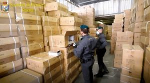 Traffico di scarpe con marchio contraffatto fermato dalla Guardia di Finanza