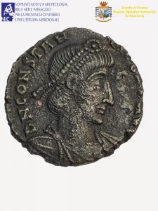 Straordinaria scoperta archeologica nel lago di Bolsena: ritrovati un coltello e una moneta del IV secolo dopo Cristo