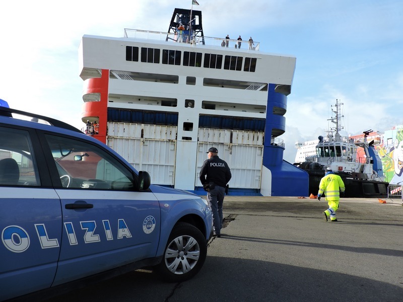 Arrivano a Civitavecchia nascosti nei container di una nave: tentano la fuga ma vengono bloccati dalla Polizia di frontiera