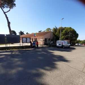 In aula c’è ancora puzza di bruciato, i genitori vanno a prendere i figli a scuola