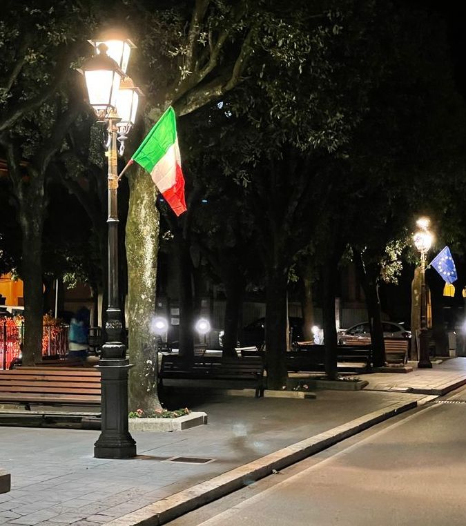 Allumiere tappezzata di azzurro e tricolore porta fortuna alla nazionale
