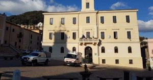 Giovane minaccia col coltello bambini e genitori