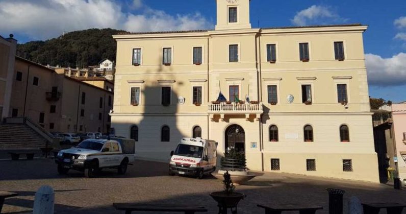 Giovane minaccia col coltello bambini e genitori