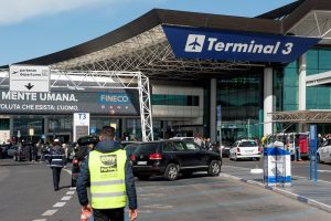 Fiumicino, tassista si rifiuta di effettuare corsa: rissa all’aeroporto