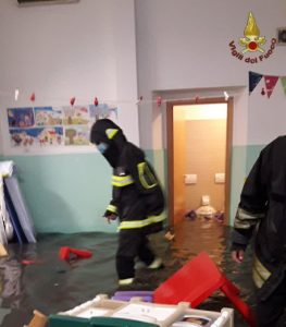 Nubifragio a Roma, allagato un asilo