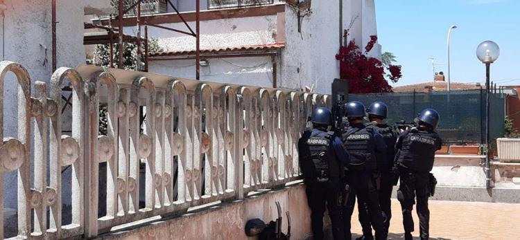 Ardea, sparatoria: morti due bambini e un anziano. Blitz in corso