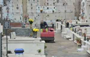 Anzio, rapina al cimitero: 70enne derubata e legata nella cappella di famiglia